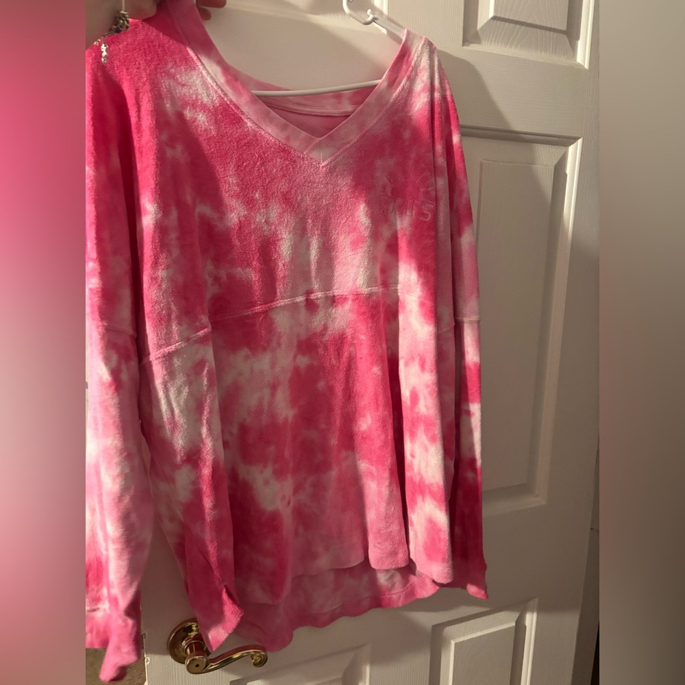 Pink and white tie-dye towel Buccees set.